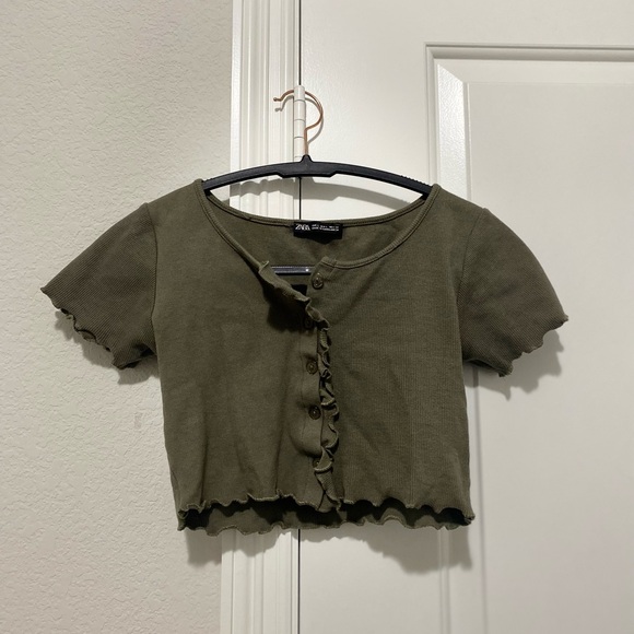 Green Ribbed Button-Up Crop Top - Picture 3 of 6
